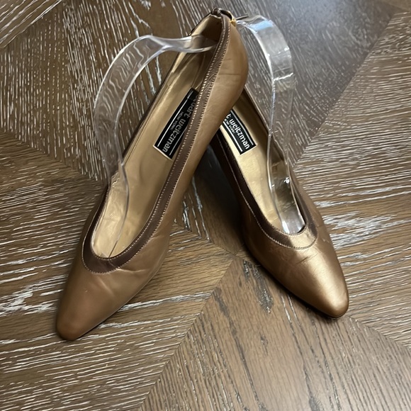 Vintage Stuart Weitzman metallic brown with bronze rounded toe heel/pump 2.75” - Picture 1 of 17